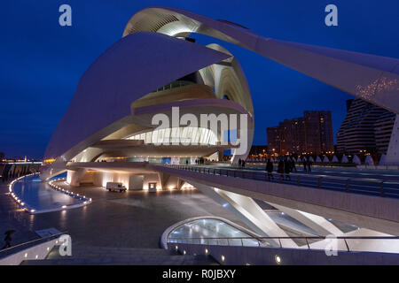 Le persone che entrano in Palau de les Arts Reina Sofia, al tramonto, opera house e il centro culturale di Valencia, Spagna, dall'architetto Santiago Calatrava, Foto Stock