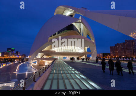 Le persone che entrano in Palau de les Arts Reina Sofia, al tramonto, opera house e il centro culturale di Valencia, Spagna, dall'architetto Santiago Calatrava, Foto Stock