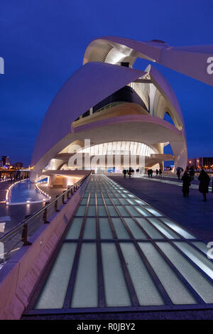 Le persone che entrano in Palau de les Arts Reina Sofia, al tramonto, opera house e il centro culturale di Valencia, Spagna, dall'architetto Santiago Calatrava, Foto Stock