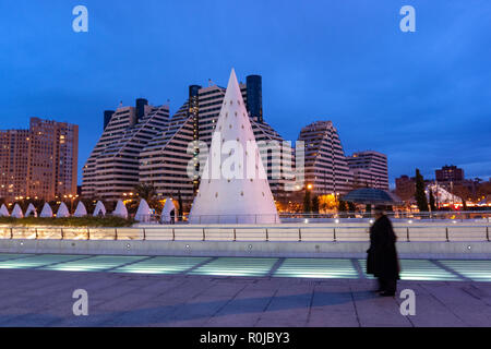 Le persone che entrano in Palau de les Arts Reina Sofia, al tramonto, opera house e il centro culturale di Valencia, Spagna, dall'architetto Santiago Calatrava, Foto Stock