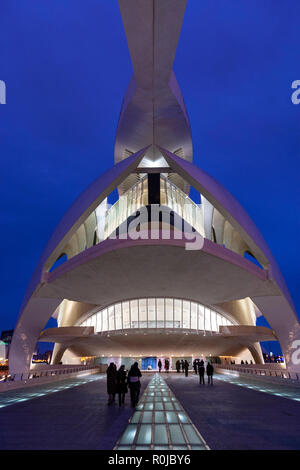 Le persone che entrano in Palau de les Arts Reina Sofia, al tramonto, opera house e il centro culturale di Valencia, Spagna, dall'architetto Santiago Calatrava, Foto Stock