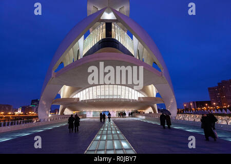 Le persone che entrano in Palau de les Arts Reina Sofia, al tramonto, opera house e il centro culturale di Valencia, Spagna, dall'architetto Santiago Calatrava, Foto Stock