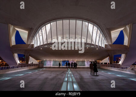 Le persone che entrano in Palau de les Arts Reina Sofia, al tramonto, opera house e il centro culturale di Valencia, Spagna, dall'architetto Santiago Calatrava, Foto Stock