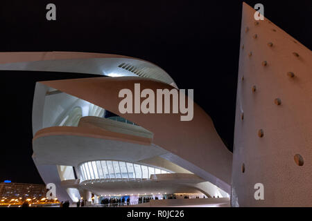 Le persone che entrano in Palau de les Arts Reina Sofia, al tramonto, opera house e il centro culturale di Valencia, Spagna, dall'architetto Santiago Calatrava, Foto Stock