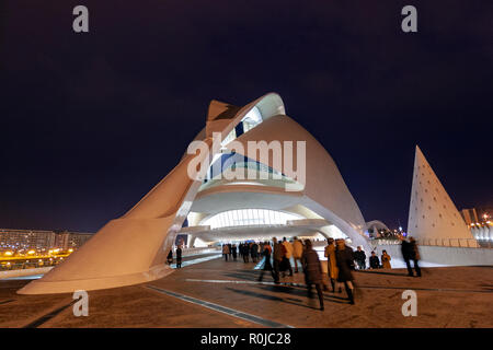 Le persone che entrano in Palau de les Arts Reina Sofia, al tramonto, opera house e il centro culturale di Valencia, Spagna, dall'architetto Santiago Calatrava, Foto Stock