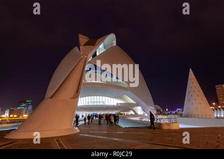 Le persone che entrano in Palau de les Arts Reina Sofia, al tramonto, opera house e il centro culturale di Valencia, Spagna, dall'architetto Santiago Calatrava, Foto Stock