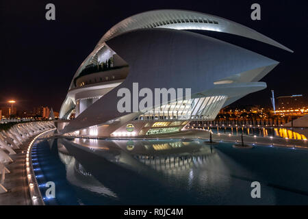 Le persone in Palau de les Arts Reina Sofia, al tramonto, opera house e il centro culturale di Valencia, Spagna, dall'architetto Santiago Calatrava, Foto Stock