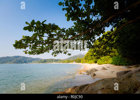 Teluk Nipah Coral Beach sull Isola di Pangkor in Malaysia. Bellissimo paesaggio con mare prese nel sud est asiatico. Foto Stock