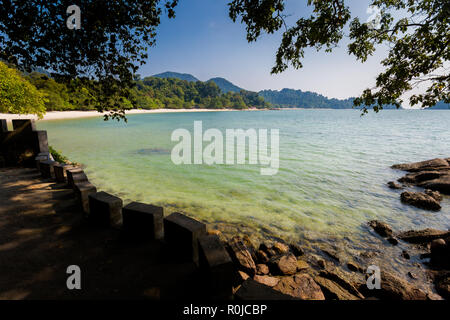 Teluk Nipah Coral Beach sull Isola di Pangkor in Malaysia. Bellissimo paesaggio con mare prese nel sud est asiatico. Foto Stock