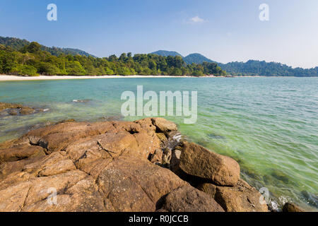 Teluk Nipah Coral Beach sull Isola di Pangkor in Malaysia. Bellissimo paesaggio con mare prese nel sud est asiatico. Foto Stock