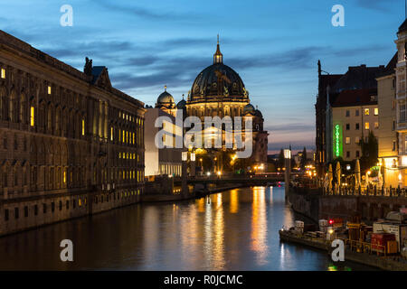 Nuovo Forum di Humboldt a Sprea banche e Berliner Dom in background, nel distretto Mitte di Berlino, Germania Foto Stock