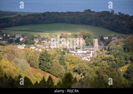 Autunno luce su Dunster village, Parco Nazionale di Exmoor, Somerset, Inghilterra, Regno Unito Foto Stock