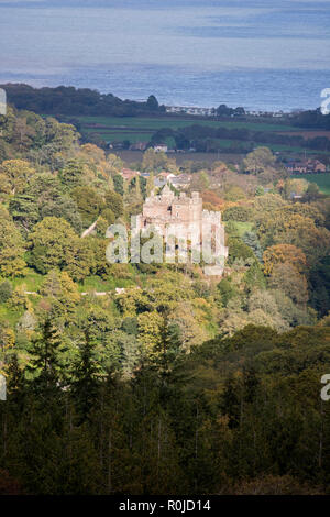 In autunno la luce oltre il Castello di Dunster, Parco Nazionale di Exmoor, Somerset, Inghilterra, Regno Unito Foto Stock