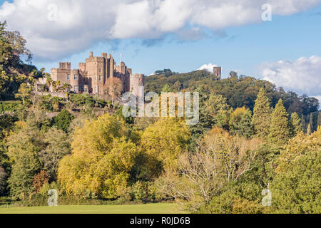 In autunno la luce oltre il Castello di Dunster, Parco Nazionale di Exmoor, Somerset, Inghilterra, Regno Unito Foto Stock