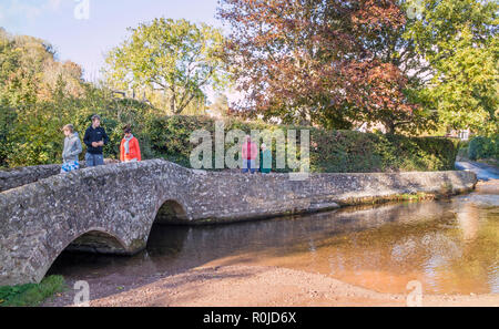 Gallox ponte medievale di un ponte in pietra che attraversa il fiume Avill nel villaggio di Dunster, Somerset, Inghilterra, Regno Unito Foto Stock