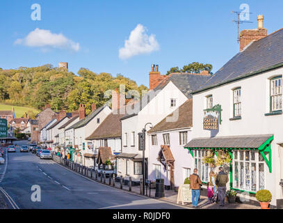 Villaggio di Dunster e attraenti strade, Dunster, Somerset, Inghilterra, Regno Unito Foto Stock