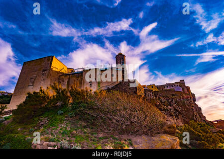 Bella vicolo di Castelsardo città vecchia - Sardegna - Italia. Foto Stock