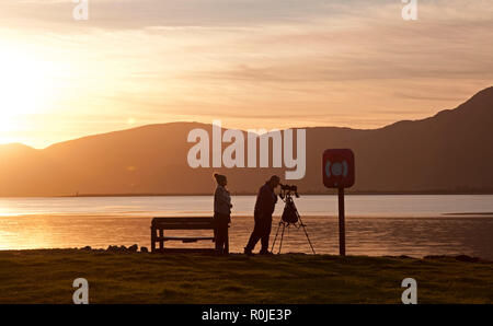 Sagome di persone al tramonto, Bunree, con il Loch Linnhe in background, Lochaber, Scotland, Regno Unito Foto Stock