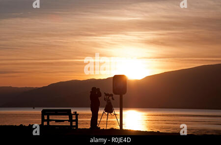 Sagome di persone al tramonto, Bunree, con il Loch Linnhe in background, Lochaber, Scotland, Regno Unito Foto Stock