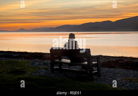 Sagome di persone al tramonto, Bunree, con il Loch Linnhe in background, Lochaber, Scotland, Regno Unito Foto Stock