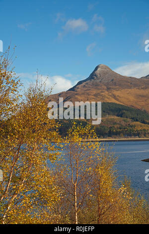 Pap di Glencoe mountain, su Loch Leven da Ballachulish, Lochaber, Scotland, Regno Unito Foto Stock