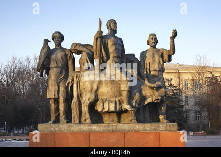 Monumento ai combattenti della rivoluzione a Bishkek. Kirghizistan Foto Stock