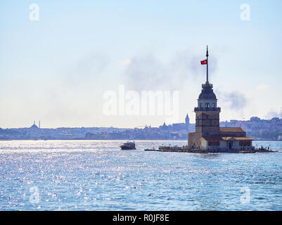 Istanbul, Turchia - 9 luglio 2018. La fanciulla la torre presso il Bosforo, con il quartiere Eminonu e Karakoy skyline di vicinato in background. Istanbul, T Foto Stock