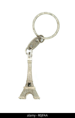 Miniatura della Torre Eiffel metallica di chiave a catena Paris souvenir ritagliare isolati su sfondo bianco Foto Stock