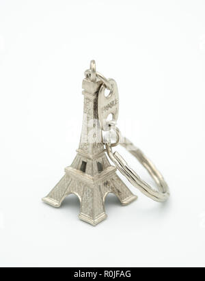 Miniatura della Torre Eiffel metallica di chiave a catena Paris souvenir ritagliare isolati su sfondo bianco Foto Stock