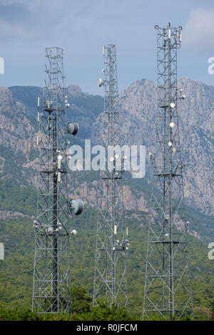 La radio e la TV di torri di antenna per telecomunicazioni Foto Stock