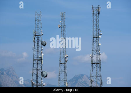 La radio e la TV di torri di antenna per telecomunicazioni Foto Stock