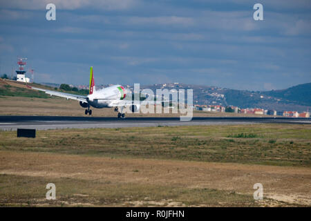 Toccare airplane toccano il suolo in fase di atterraggio a Humberto Delgado Aeroporto di Lisbona, Portogallo, Europa Foto Stock