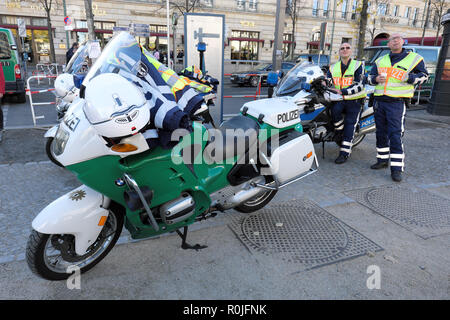 Berlino Germania - polizia tedesca ( Polizei ) BMW moto con gli ufficiali in Unter den Linden Foto Stock