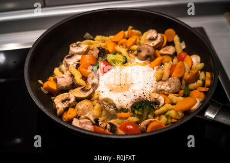 Noodles fritti e funghi pan Foto Stock