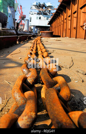 Barge e altre navi in piedi presso la porta dock Foto Stock