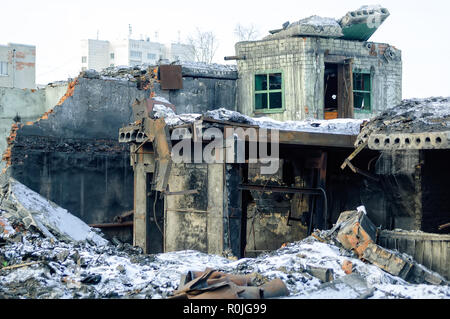 Tyumen, Russia - 16 Febbraio 2008: demolizione di macchina utensile fabbrica. Edificio distrutto in primo piano Foto Stock