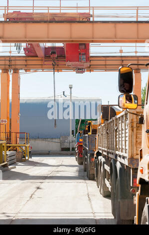 Tyumen, Russia - Agosto 13, 2013: magazzino prodotti finiti a merci concrete impianto n. 5. Coda di camion sta per il carico di materiali da costruzione Foto Stock