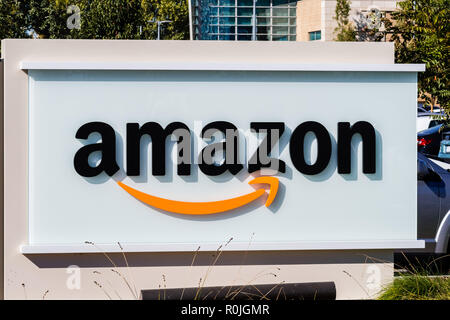 2 novembre 2018 Sunnyvale / CA / STATI UNITI D'AMERICA - Amazon logo nella parte anteriore di uno dei loro edifici di uffici situati nella Silicon Valley, San Francisco Bay Area Foto Stock