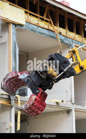 Escavatore con grab rompendo una casa. Foto Stock