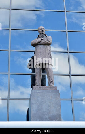 Il sir Alex Ferguson statua al di fuori di Old Trafford, casa del Manchester United Football Club, England, Regno Unito Foto Stock