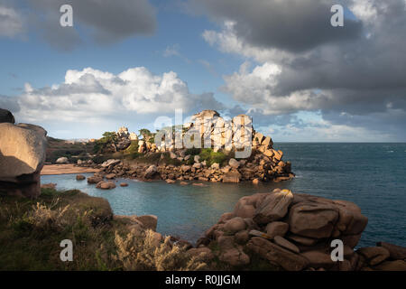 New Scenic 5 posti la formazione di rocce rotonde sulla riva atlantica di Ploumanac'h. Foto Stock