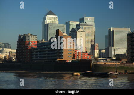 Vista del Canary Wharf dal fiume Thames, London, Regno Unito. Foto Stock