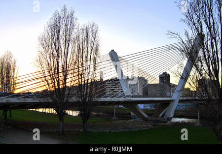 La Seu Vella de Lleida da Princep de Viana bridge. Architettura moderna. Foto Stock