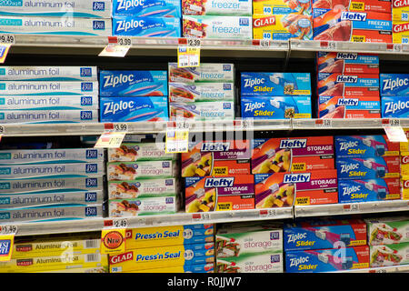 Gli scaffali pieni di lamina di alluminio e sacchetti in plastica per lo stoccaggio in vendita sul display in un piccolo negozio di alimentari in speculatore, NY USA Foto Stock