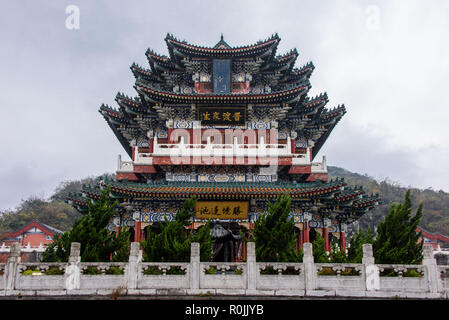 Tempio buddista in cima alla montagna Tianmen, Hunan Foto Stock