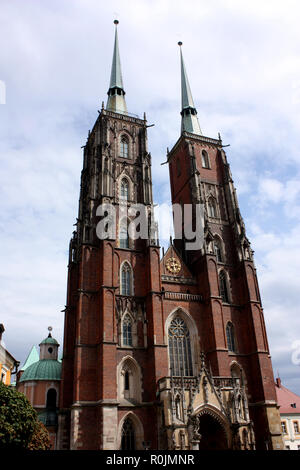 Le guglie gemelle della Cattedrale di San Giovanni Battista a Wrocław, è la sede del romano-cattolica dell Arcidiocesi di Breslavia. Foto Stock