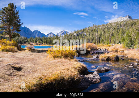 Paesaggio alpino nella Sierra orientale montagne su una soleggiata giornata autunnale, piccoli laghi Valley Trail, John Muir wilderness, California Foto Stock