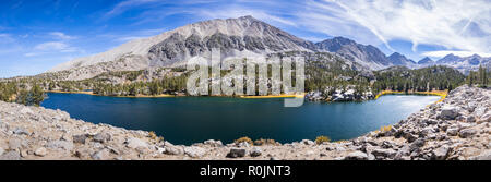 Vista panoramica del lago alpino circondato da creste rocciose della Sierra orientale montagne; Scatola Lago, piccoli laghi Valley Trail, John Muir wildernes Foto Stock