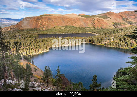 Vista aerea del lago George in Mammoth Lakes basin vicino al tramonto; Lago di Marie visibile in background; Sierra orientale montagne, California Foto Stock
