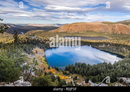 Vista aerea del lago George in Mammoth Lakes basin vicino al tramonto; Lago di Marie visibile in background; Sierra orientale montagne, California Foto Stock